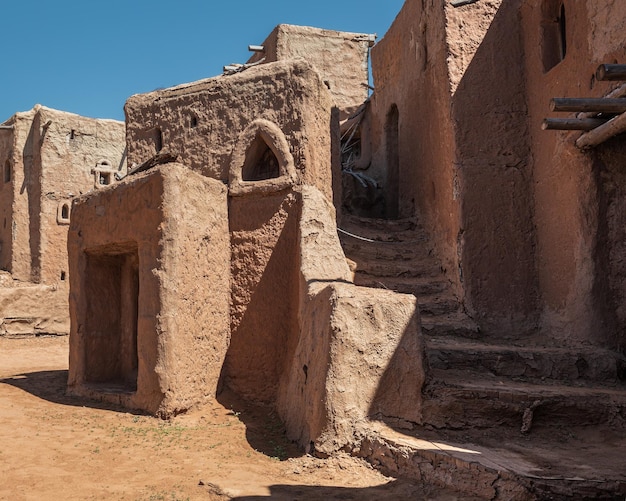 Reconstrução da antiga cidade dos mongóis da Horda Dourada com edifícios feitos de pedra e areia