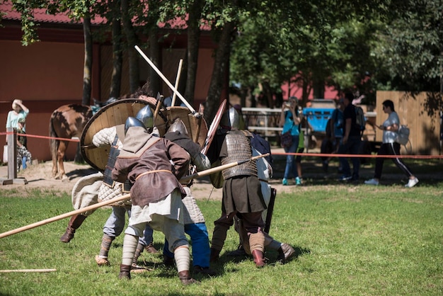 Foto reconstrução da batalha dos cavaleiros medievais
