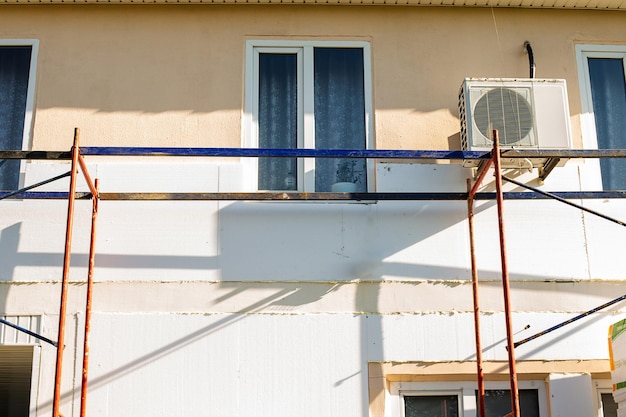 reconstrução da casa Isolamento da casa com reboco de espuma de poliestireno aplicando plaste