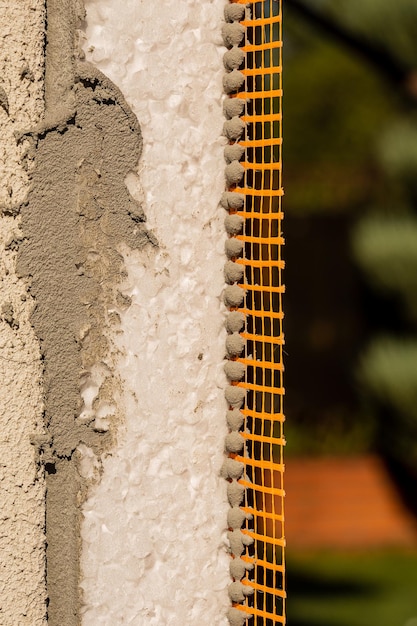 reconstrução da casa Isolamento da casa com reboco de espuma de poliestireno aplicando plaste