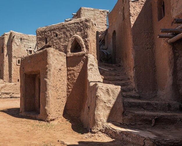 Reconstrucción de la antigua ciudad de los mongoles de la Horda Dorada con edificios de piedra y arena