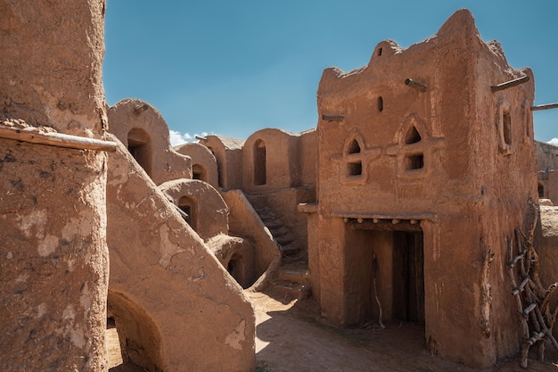 Reconstrucción de la antigua ciudad de los mongoles de la Horda Dorada con edificios de piedra y arena