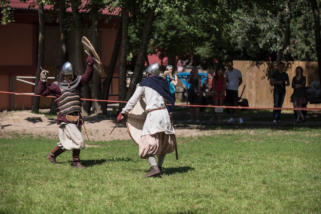 Reconstrucción de la batalla de los caballeros medievales