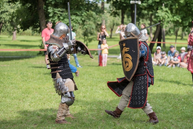 Reconstrucción de la batalla de los caballeros medievales