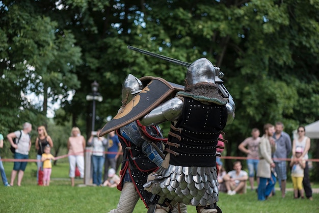 Reconstrucción de la batalla de los caballeros medievales