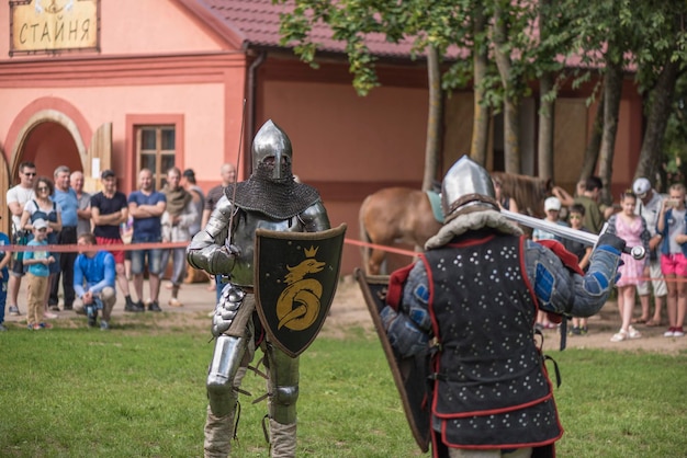 Reconstrucción de la batalla de los caballeros medievales