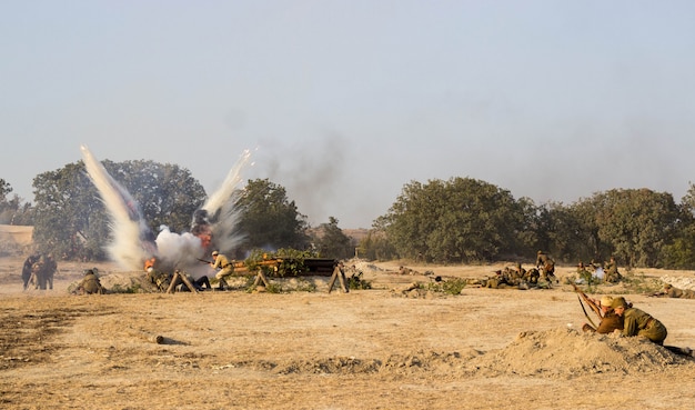 Foto reconstrucción de una batalla con explosiones.