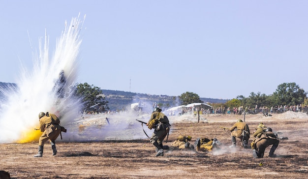 Reconstrucción de una batalla con explosiones.