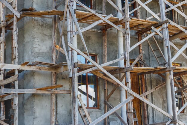 Reconstrucción de edificio antiguo con andamios de madera antiguos