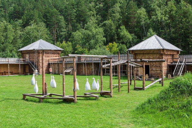 Foto reconstrucción a gran escala del cosaco siberiano ostrog las montañas de altai rusia