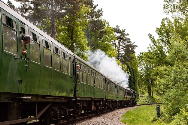 Foto reconstruido bulleid light pacific no 34059 locomotora de vapor cerca de la estación kingscote