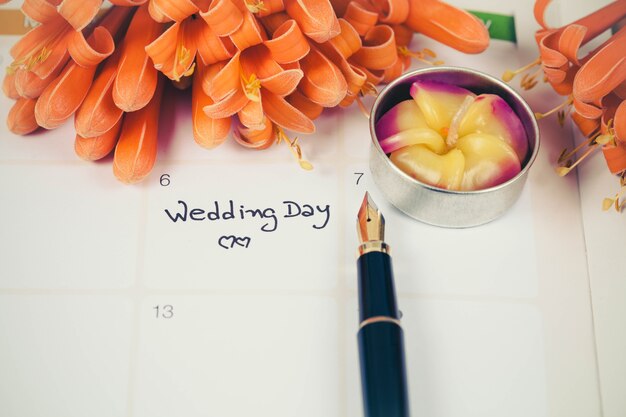 Recordatorio Día de la boda en planificación de calendario y fuente