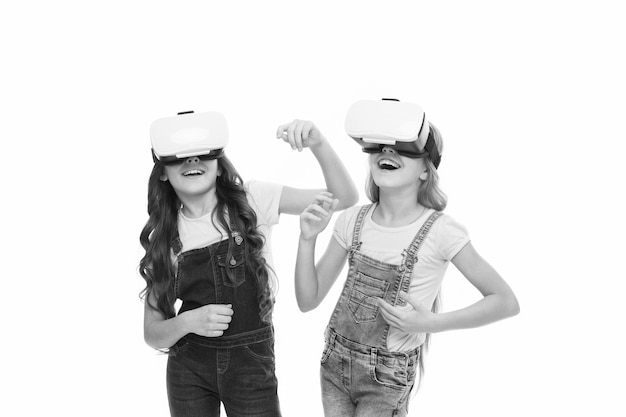 Recorridos de realidad virtual para estudiantes Niños pequeños que usan auriculares de realidad virtual Niñas pequeñas que usan gafas de realidad virtual Niños adorables que disfrutan de la experiencia de realidad virtual