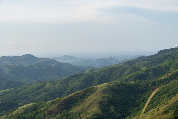 Recorriendo paisajes montañosos de la región en Panamá temporada de verano naturaleza