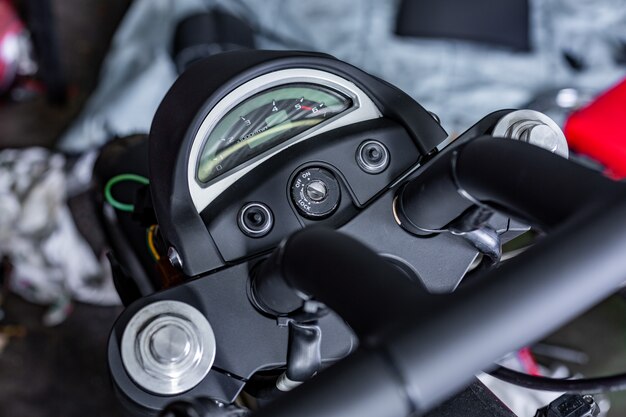 Recorta cerca de una hermosa motocicleta hecha a medida en el taller