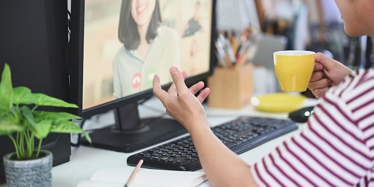 Foto recortada de hombre creativo con taza de café y hacer una video conferencia.