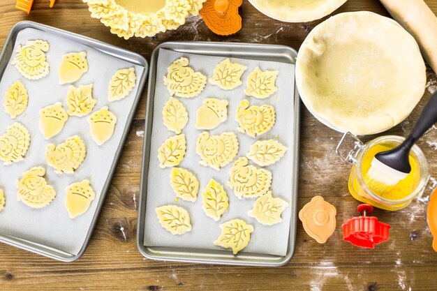 Recortando hojas de otoño con estampadora de galletas para decorar la tarta de calabaza.