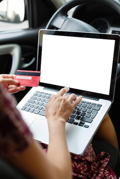 Recortar imagen de maqueta de mujer comprando en Internet usando computadora portátil e información de tarjeta de crédito