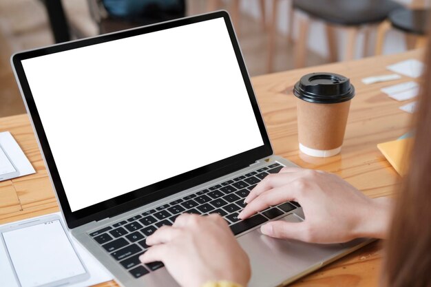 Recortar manos usando computadora portátil Computadora portátil con pantalla en blanco para montaje de visualización gráfica