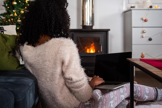 Recortar mujer negra trabajando en la computadora portátil