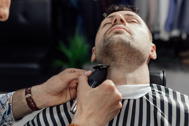 Recorte de barba en peluquería hombre peluquero