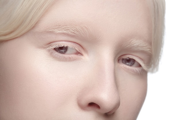 Recorte o retrato da bela mulher albina isolada no estúdio branco.