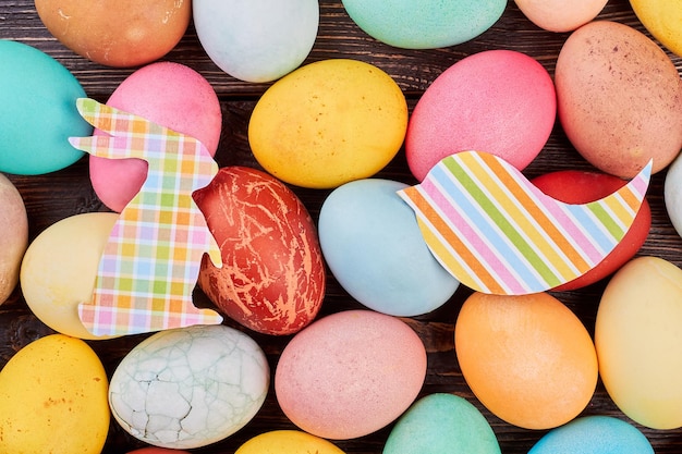 Recortes de papel y huevos de Pascua Recortes coloridos de aves y conejos Ideas de diseño de Pascua