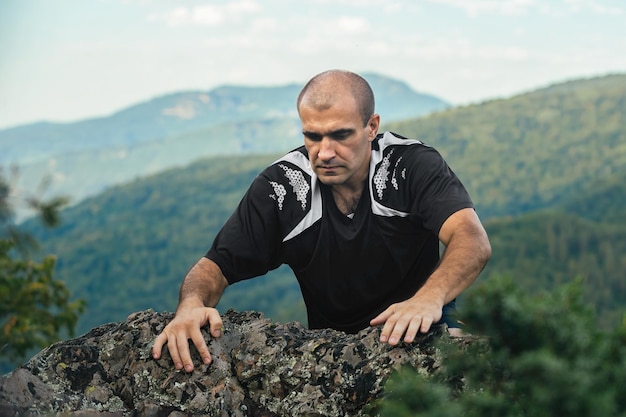 recreação esportiva ativa nas montanhas, um homem supera um obstáculo