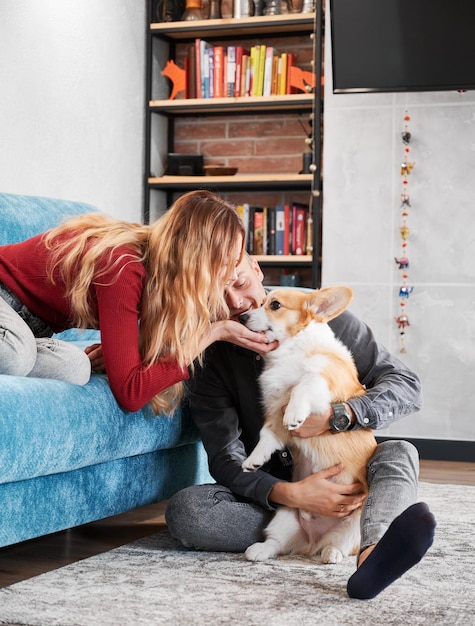 Recreación familiar en casa con perro mascota