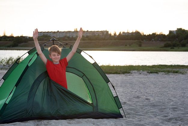 Recreación y viajes al aire libre para niños. Concepto de viaje, senderismo, camping.