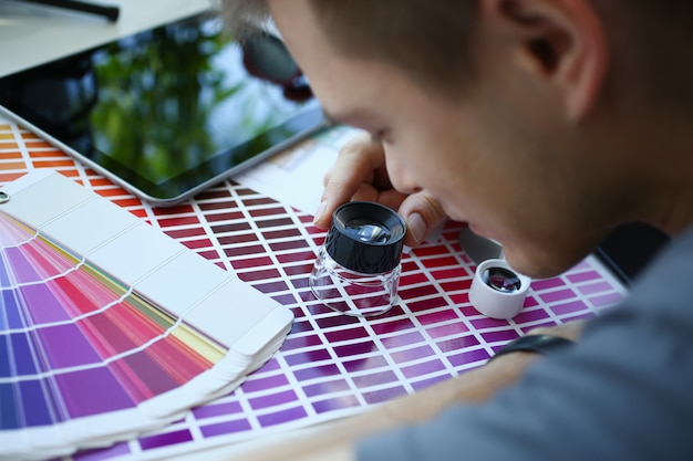 Foto recruta masculino segurar na mão lupa fazendo teste de cores