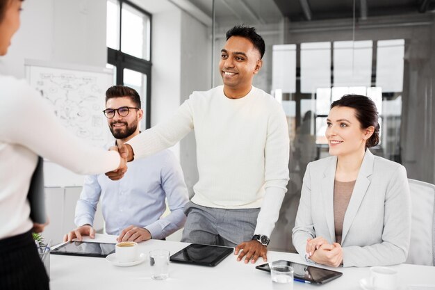 Foto recrutadores a fazer uma entrevista com o empregado