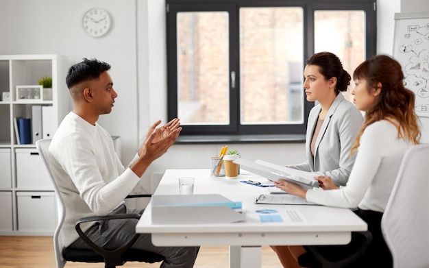 recrutadores a fazer uma entrevista de emprego com um empregado masculino