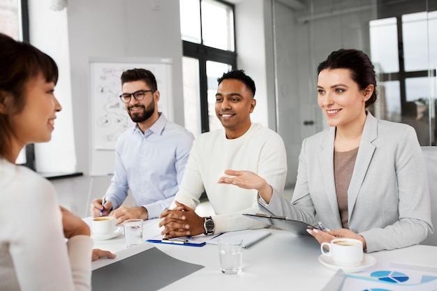 Foto recrutadores a fazer uma entrevista de emprego com um empregado