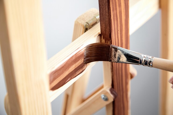 Recubrimiento de barniz. Revestimiento acrílico protector de superficie de madera.