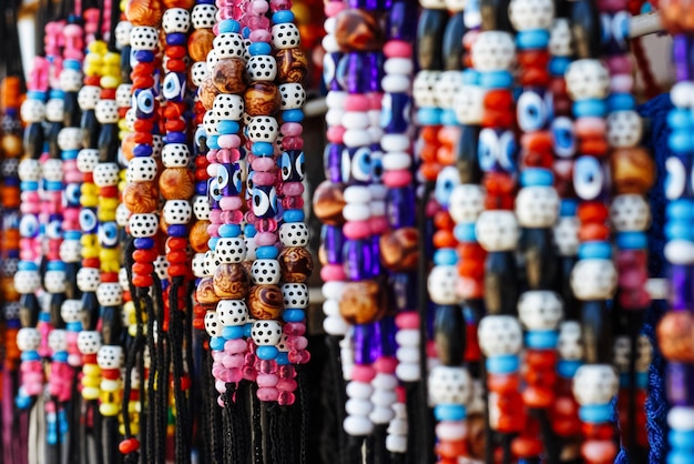 Recuerdos artesanales coloridos tradicionales turcos en la tienda de regalos el enfoque selectivo