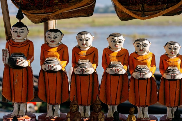 Recuerdos de Asia. Estatuillas en forma de monjas budistas en el mercado. Birmania