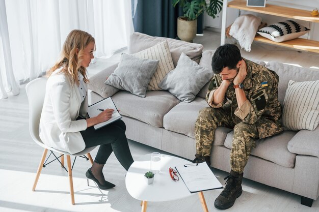 Foto recuerdos aterradores soldado tiene sesión de terapia con psicólogo en el interior