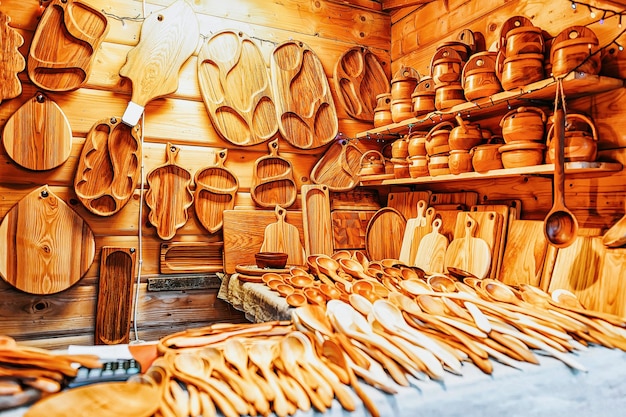 Recuerdos de madera en el mercado navideño de Riga en Letonia en invierno.