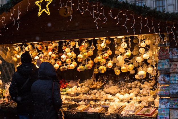 Recuerdos de Navidad en el mostrador en Europa, Bolas de Navidad de vidrio pintado con cuentos de hadas.