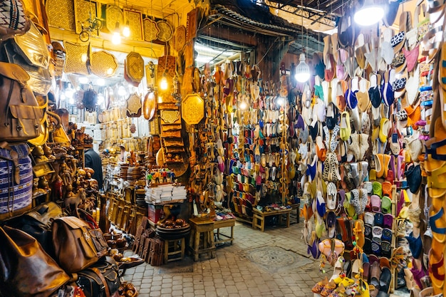 Recuerdos y productos orientales marroquíes en el mercado de la medina de marrakech marruecos