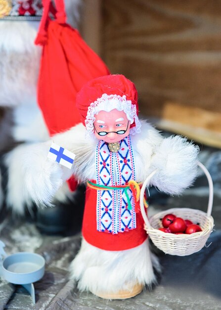 Recuerdos saami de invierno en el mercado navideño finlandés en Rovaniemi, Finlandia, Laponia. En el Polo Norte Ártico.