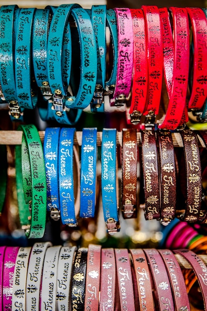 Recuerdos tradicionales de Florencia pulseras de cuero de colores brillantes