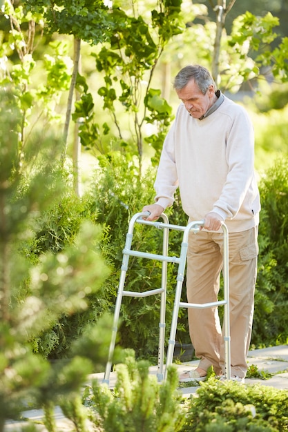 Recuperación de hombre mayor con Walker