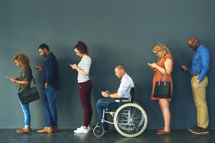 Foto recursos humanos inclusivos e entrevista de emprego com fila de pessoas em estúdio em fundo cinzento para oportunidade contratação ou recrutamento de diversidade e homem com deficiência em cadeira de rodas para igualdade