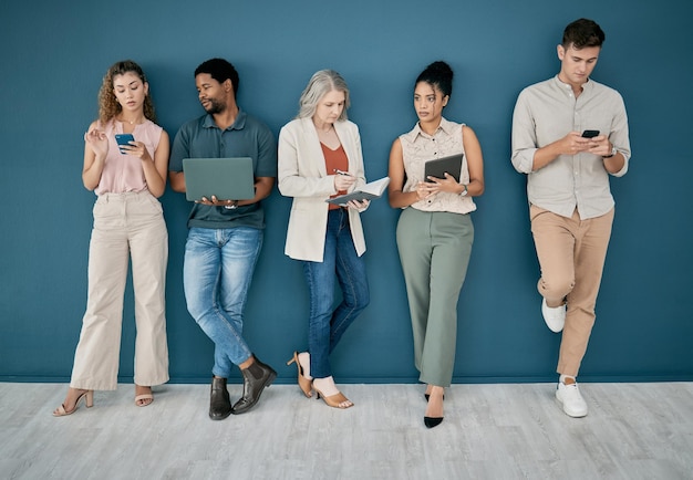 recursos humanos de recursos humanos y personas en una sala de espera para una entrevista de trabajo en la oficina Incorporación de contratación o grupo de hombres y mujeres de negocios con libros y tecnología esperando y haciendo cola para la contratación