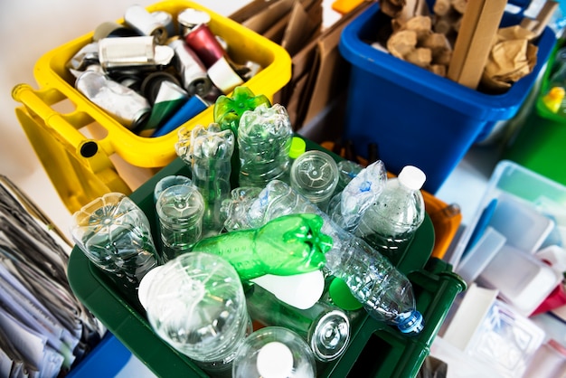 Recyceln Sie den Abfall, der für Sammlung gesammelt wird