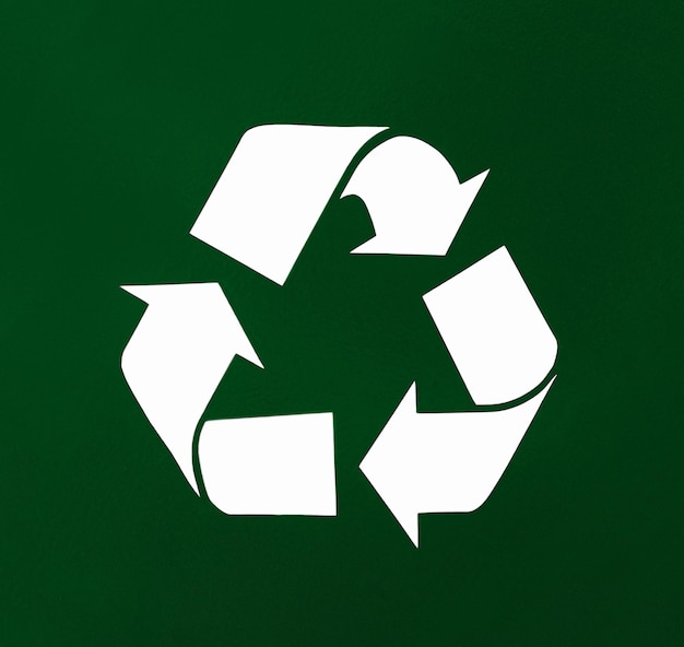 Recyceltes Pfeilsymbol auf grünem Hintergrund