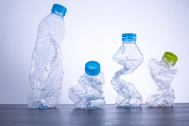 Foto recycling-flaschen aus kunststoff können recycelter abfall sein.