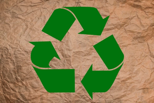 Recycling Grünes Recycling-Öko-Symbol Recycelte Pfeile unterzeichnen in der Nähe von Matherials für Recycling und Wiederverwendung auf Draufsicht des Papierhintergrunds